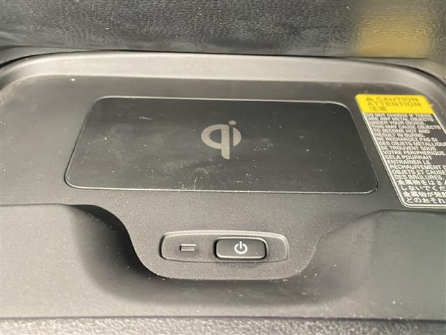 【ワイヤレス充電器（Qi）】走行中にスマートフォンをワイヤレスで充電できます！