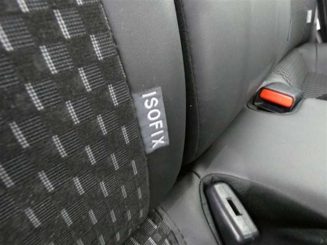 【ISOFIX】・・・ISOFIXタイプのチャイルドシートを取付可能です。ISOFIXの利点はミスがほとんどなく簡単に取付が可能となり縦にも横にもビクともしないのが特徴です。