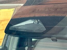 【ホンダセンシング】走行中に前方の車両等を認識し、衝突しそうな時は警報とブレーキで衝突回避と被害軽減をアシスト。より安全にドライブをお楽しみいただけます。