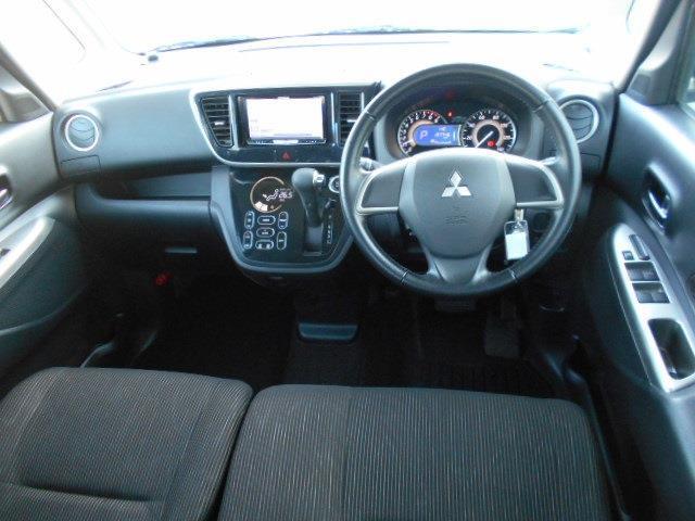 ブラック系の内装色は引き締まった印象で良いですね。万が一のシミなども目立ちづらい事もメリット。