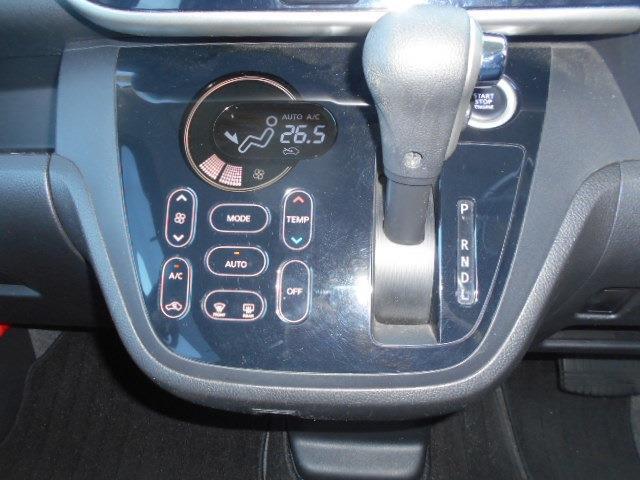 操作性良好のシフトレバー。