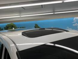 【サンルーフ】開放感たっぷりの希少装備、サンルーフが装着されています！車内に明かりを取り入れたり景色を楽しむ以外にも、車内の空気も簡単に換気できて快適です！