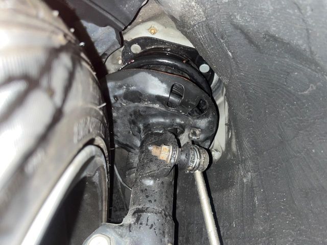 お車を安心してお乗りいただく為には、足回りの定期点検が欠かせません。サービスサポート（有償保証）では無料点検もご提供しており、安心のカーライフをお過ごしいただけるサポート体制が整っています。