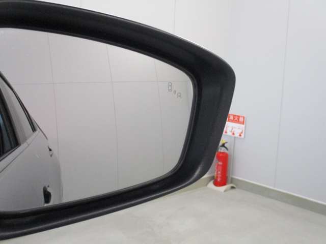 死角になりやすい斜め後方・隣レーン後方からの接近車両を検知し、ドアミラーインジケーターの点灯で存在を告知してくれます