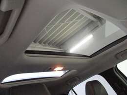 【電動パノラマサンルーフ（チルト＆スライド・セーフティ機構付き）】スタイリッシュな電動パノラマサンルーフ。フロント側には電動で開閉するガラスを装備。フロントとリヤにシェードを装備。