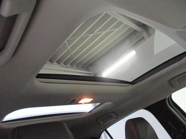 【電動パノラマサンルーフ（チルト＆スライド・セーフティ機構付き）】スタイリッシュな電動パノラマサンルーフ。フロント側には電動で開閉するガラスを装備。フロントとリヤにシェードを装備。