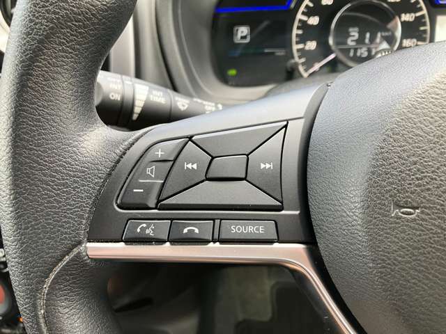 ハンドル左側のスイッチでオーディオの操作が可能なので、運転中でも楽に調整できます(^^♪ ハンズフリー通話もこちらのボタンで操作します♪