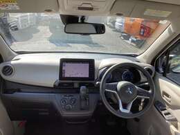 シフトレバーをダッシュパネルセンターに装備。運転席、助手席の足元すっきり！