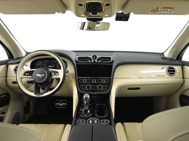 前車追従機能、レーンキープアシスト、ヘッドアップディスプレイも備わり、多数のオプションを備えております。