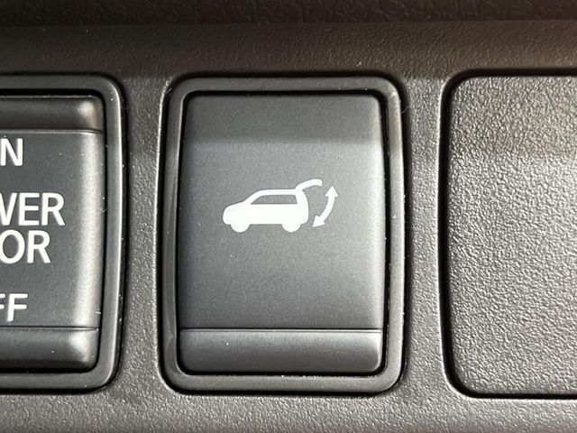 【パワーバックドア】スマートキーや運転席のボタンを押すだけでリアゲートが自動で開閉します！荷物を持っている時や、高い位置にあるバックドアを閉める際に便利な機能です♪