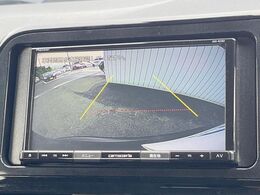 【バックカメラ】駐車時に後方がリアルタイム映像で確認できます。大型商業施設や立体駐車場での駐車時や、夜間のバック時に大活躍！運転スキルに関わらず、今や必須となった装備のひとつです！