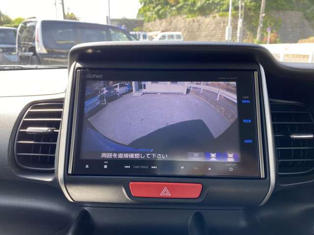 バックモニター装着車輌ですので車庫入れもラクラク♪　目視での安全確認も忘れずに！！
