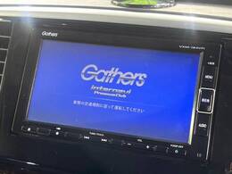【純正ナビ】人気の純正ナビを装備しております。ナビの使いやすさはもちろん、オーディオ機能も充実！キャンプや旅行はもちろん、通勤や買い物など普段のドライブも楽しくなるはず♪