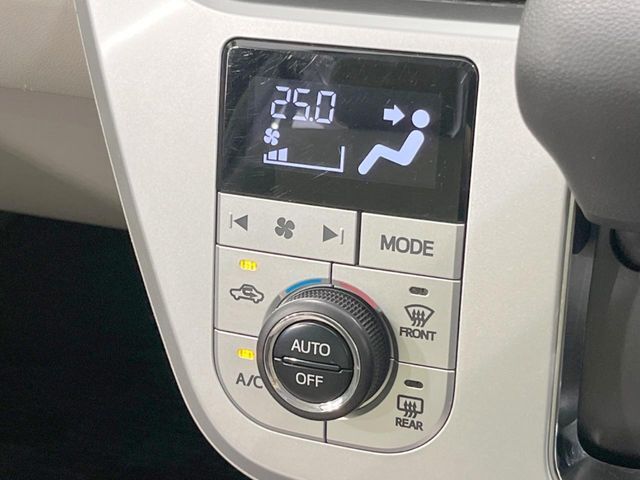 【オートエアコン】一度お好みの温度に設定すれば、車内の温度を検知し風量や温度を自動で調整。暑い…寒い…と何度もスイッチ操作をする必要はありません。快適な車内空間には必須の機能ですね♪