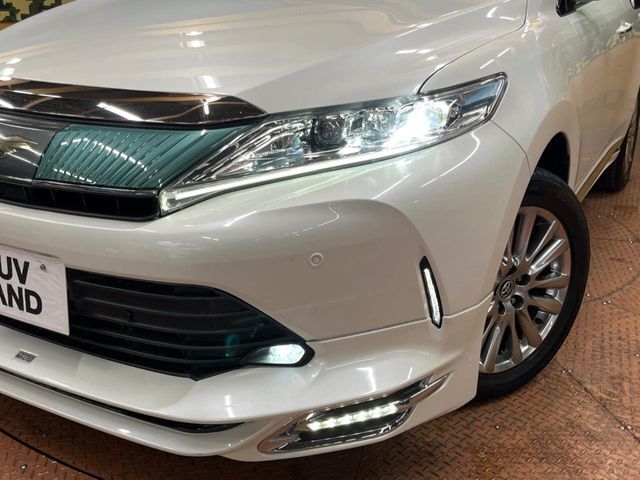 【LEDヘッドライト】悪天候や夜間走行時も良好な視界を確保し安心して運転できる高輝度LEDヘッドライトを装備！点灯速度が早く、消費電力も抑えられています。