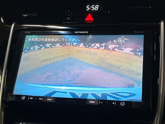 【バックカメラ】駐車時に後方がリアルタイム映像で確認できます。大型商業施設や立体駐車場での駐車時や、夜間のバック時に大活躍！運転スキルに関わらず、今や必須となった装備のひとつです！