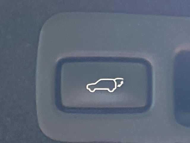 【パワーバックドア】スマートキーや運転席のボタンを押すだけでリアゲートが自動で開閉します！荷物を持っている時や、高い位置にあるバックドアを閉める際に便利な機能です♪