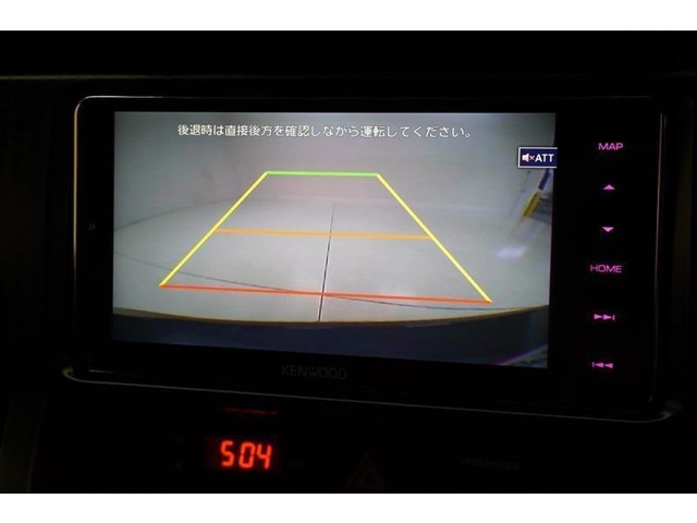 バックモニターがあれば車庫入れ時など、後ろが確認できて安心です。運転に自信がない方にはおすすめの装備です。ただし、バック時目視での確認も忘れずに。