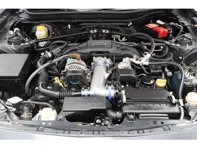 エンジンルームの樹脂部分は丁寧に磨いてツヤをだしています。当社の中古車のエンジンルームクリーニングはとても自信があります★