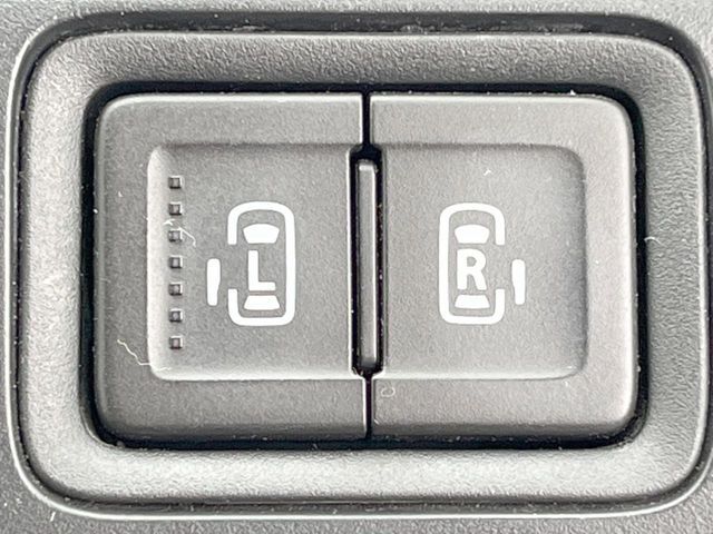 【両側パワースライドドア】スマートキーや運転席のスイッチで後席両側スライドドアの開閉が可能♪電動だから力を入れてドアを開ける必要が無く、小さなお子様でも簡単に開け閉めでき快適です♪