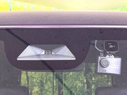 【ホンダセンシング】走行中に前方の車両等を認識し、衝突しそうな時は警報とブレーキで衝突回避と被害軽減をアシスト。より安全にドライブをお楽しみいただけます。