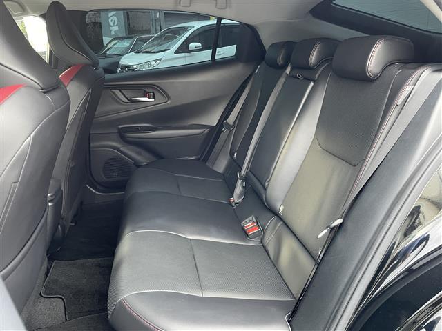 【後部座席】後席もゆったりドライブを楽しめます。ガリバーでご購入いただきましたら、内外装はプロこだわりのクリーニングで清潔なおクルマでご納車させていただきます！店舗での現車確認も承っています！