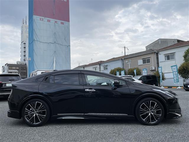 【右】商談ルームには「キッズスペース」を完備しています。DVD、ブロック、絵本、おままごとセット。お子様連れでも、ゆっくりとお車をお選びいただけます！