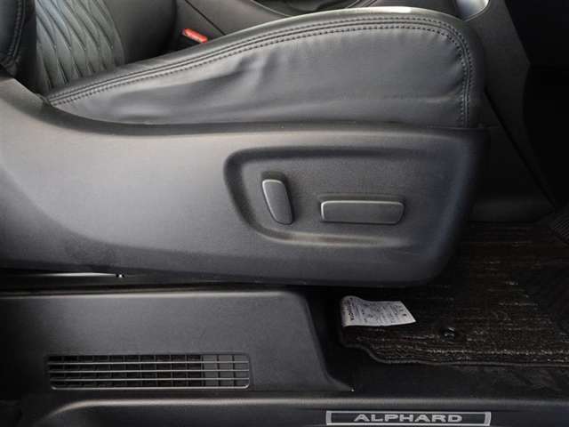 パワーシート搭載。微妙な調整が手軽にでき、ピッタリのポジションで運転することが可能です。