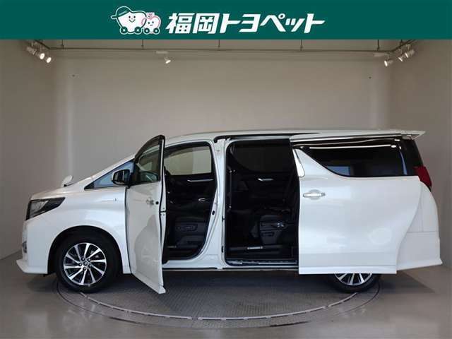 両側パワースライドドア付きだから、狭い駐車スペースなどでの 乗り降りラクラク！小さなお子さまのいるご家庭には嬉しい装備。