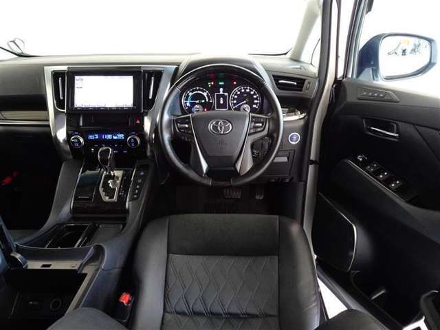 ウッド調と革巻きステアリングで快適な操作性の運転席です。