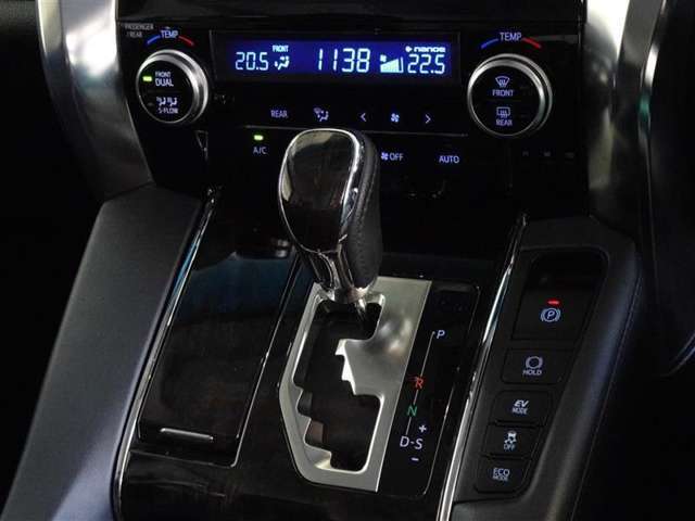 電動パーキングブレーキ・ブレーキホールドを装備してます。ホールド機能は信号待ちが多い一般道で疲労軽減になり、大好評です！