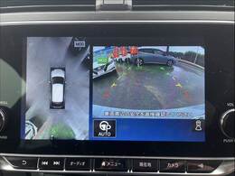 【アラウンドビューモニター】クルマを真上から見下ろしているかのような映像によって、車庫入れや縦列駐車などの駐車時に、自車と駐車位置の関係をひと目で確認でき、スムースな駐車をサポート！