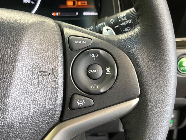 【アダプティブクルーズコントロール】高速道路での長距離走行が楽に！！自動で速度を保つクルーズコントロールが、衝突軽減システムと連携し、前方の車両を感知して車間を保つように速度調節してくれます！！