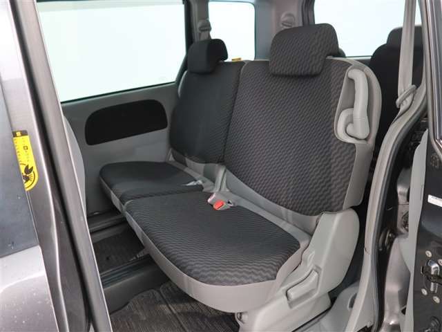 ゆとりある広々とした車内空間は、ドライブを始め買い物やレジャーなど、幅広く活躍します。一人でもみんなとでもお出かけを楽しみましょう！