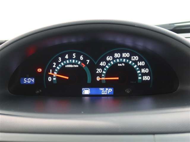 とっても見やすいメーターです。夜間時はラグジュアリーな気分にさせてくれる照明が魅力ですので、夜のドライブも楽しみになりますよ♪