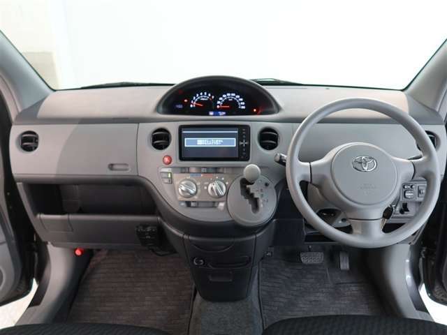 スタイリッシュなデザインのインパネ。各操作スイッチは使いやすい位置に配置されてます。