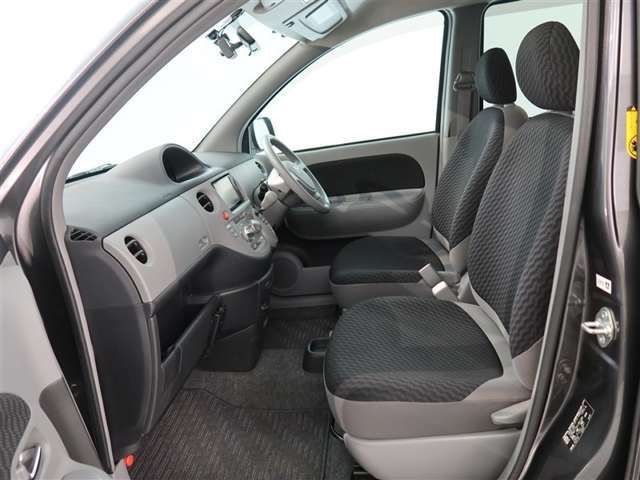 高いホールド性で運転姿勢が安定します。長距離ドライブでも疲れにくいのが魅力です。快適なドライビングライフをお送りください♪