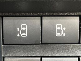 【両側パワースライドドア】スマートキーや運転席のスイッチで後席両側スライドドアの開閉が可能♪電動だから力を入れてドアを開ける必要が無く、小さなお子様でも簡単に開け閉めでき快適です♪