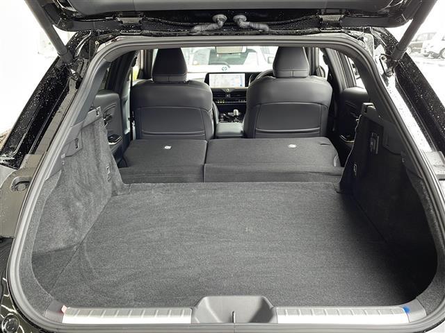 【シートアレンジ】乗せる人数、荷物によってシートアレンジは自由自在です！軽い力でシートを動かせます。開口部は低く、重い荷物もラクに積み下ろしできます。