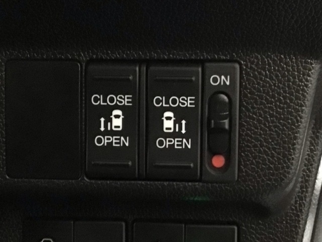 【両側パワースライドドア】両側がパワースライドドアになっており、運転席のスイッチやスマートキーでも開閉が可能です！開口部も広いので乗り降りも楽々♪