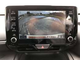 ギヤをリバースに入れると車両後方の映像を映し出し、バック時の後方視界をサポートするリヤビューカメラ！