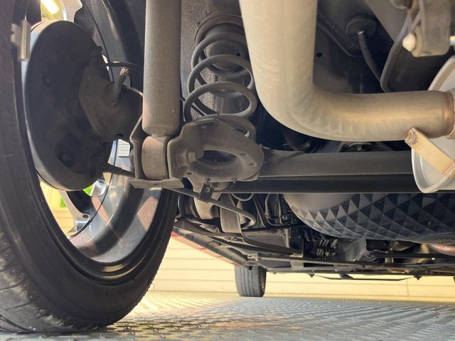 お車を安心してお乗りいただく為には、足回りの定期点検が欠かせません。サービスサポート（有償保証）では無料点検もご提供しており、安心のカーライフをお過ごしいただけるサポート体制が整っています。