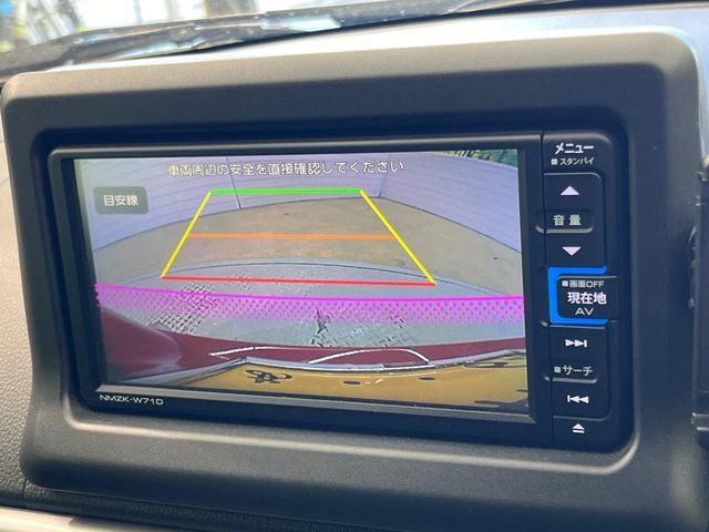 【バックカメラ】駐車時に後方がリアルタイム映像で確認できます。大型商業施設や立体駐車場での駐車時や、夜間のバック時に大活躍！運転スキルに関わらず、今や必須となった装備のひとつです！