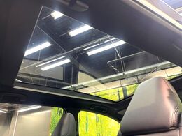 【ガラスルーフ】ガラスルーフ搭載で車内の解放感が一気にアップ！開放的なドライブをお楽しみいただけます。