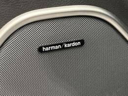 ●harman/kardonサウンドシステム：オーディオ専門メーカーが手掛けるプレミアムスピーカーを装備。多数のスピーカーから、音の粒立ちまで分かる高品質な音楽をお楽しみいただけます。