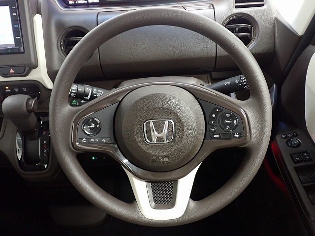 ハンドル左側にはオーディオ操作が出来るオーディオリモートコントロールスイッチ、右側にはHonda SENSINGとオートクルーズコントロールのスイッチを装備！