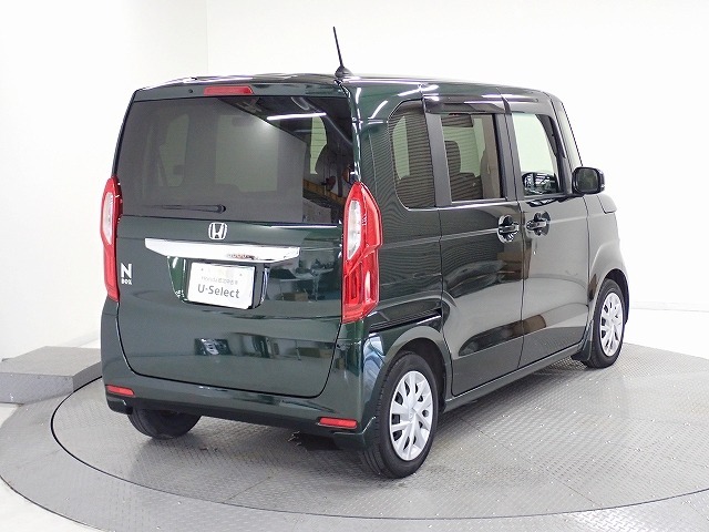 プライバシーガラスが装備されています。外を見るときには気にならずに、後方車両からは車内が見えにくい設計です、周りを気にせず、快適に運転できますよ。