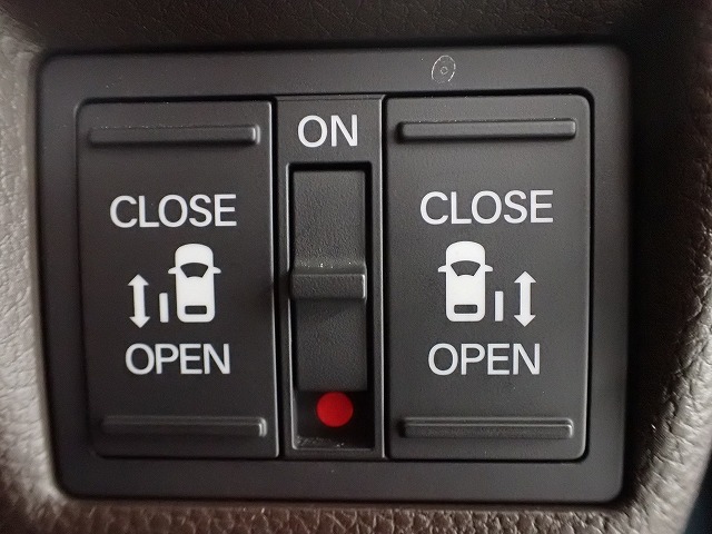 運転席からもスライドドアをボタン操作でスピーディーに開閉できます！またスマートキーでも操作できるので便利です。