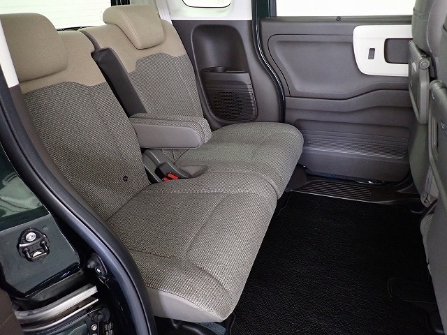 リアシートは足元も広々していて足を組めるほど余裕があります！又背もたれを左右別々に倒せるので長い物でも積めます。
