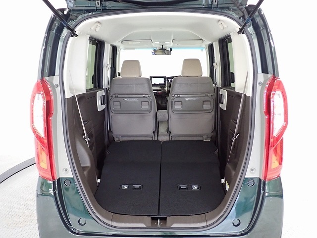 リアシートを倒すと高さも奥行もあるラゲッジスペースとなり自転車なんかも積めちゃいます！！